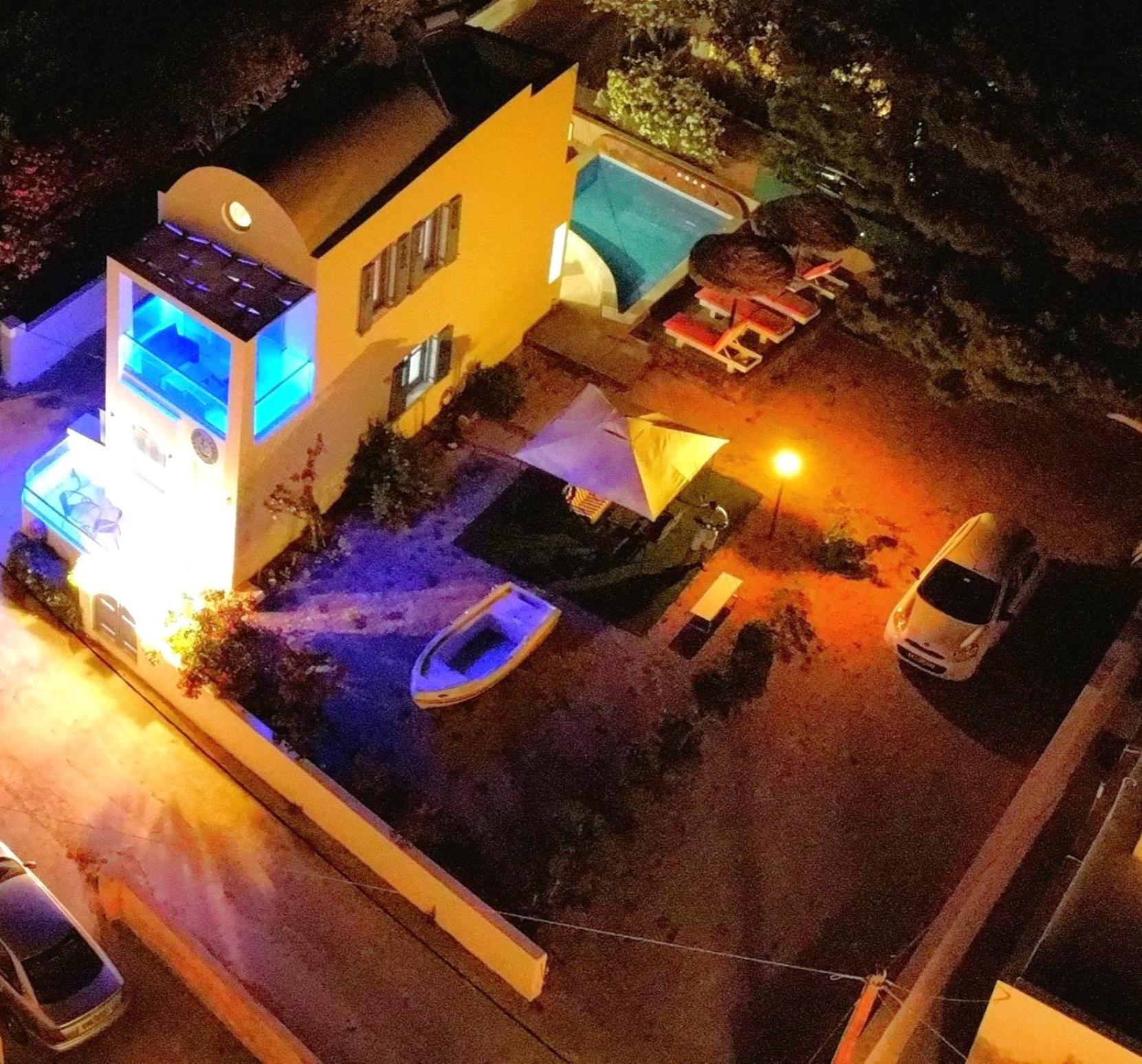Located By The Sea One Beachfront Private Captain Lazaros Pool Villa With Loft In 750Sqm Spacious Private Plot-Jacuzzi-Sunrelax-Furnished Terace-Gazebo-Private Parking,Sleep 3 Adults And 2 Children, Just Steps From The Black Beach-Seaview Períssa Extérieur photo