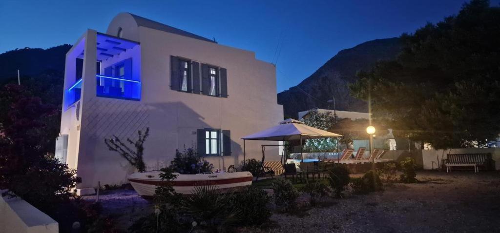 Located By The Sea One Beachfront Private Captain Lazaros Pool Villa With Loft In 750Sqm Spacious Private Plot-Jacuzzi-Sunrelax-Furnished Terace-Gazebo-Private Parking,Sleep 3 Adults And 2 Children, Just Steps From The Black Beach-Seaview Períssa Extérieur photo