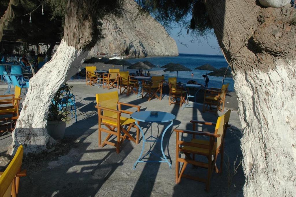 Located By The Sea One Beachfront Private Captain Lazaros Pool Villa With Loft In 750Sqm Spacious Private Plot-Jacuzzi-Sunrelax-Furnished Terace-Gazebo-Private Parking,Sleep 3 Adults And 2 Children, Just Steps From The Black Beach-Seaview Períssa Extérieur photo
