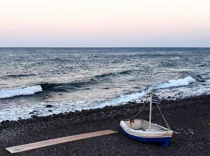 Located By The Sea One Beachfront Private Captain Lazaros Pool Villa With Loft In 750Sqm Spacious Private Plot-Jacuzzi-Sunrelax-Furnished Terace-Gazebo-Private Parking,Sleep 3 Adults And 2 Children, Just Steps From The Black Beach-Seaview Períssa Extérieur photo