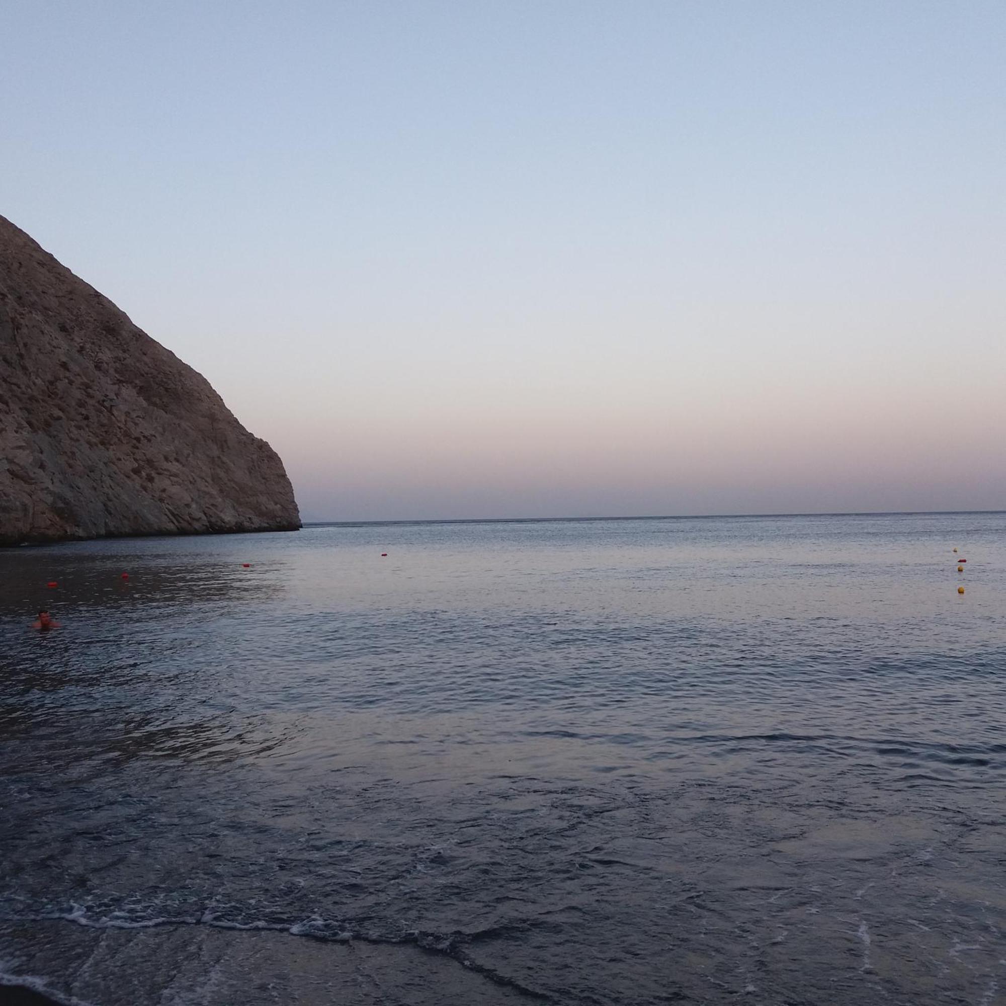 Located By The Sea One Beachfront Private Captain Lazaros Pool Villa With Loft In 750Sqm Spacious Private Plot-Jacuzzi-Sunrelax-Furnished Terace-Gazebo-Private Parking,Sleep 3 Adults And 2 Children, Just Steps From The Black Beach-Seaview Períssa Extérieur photo