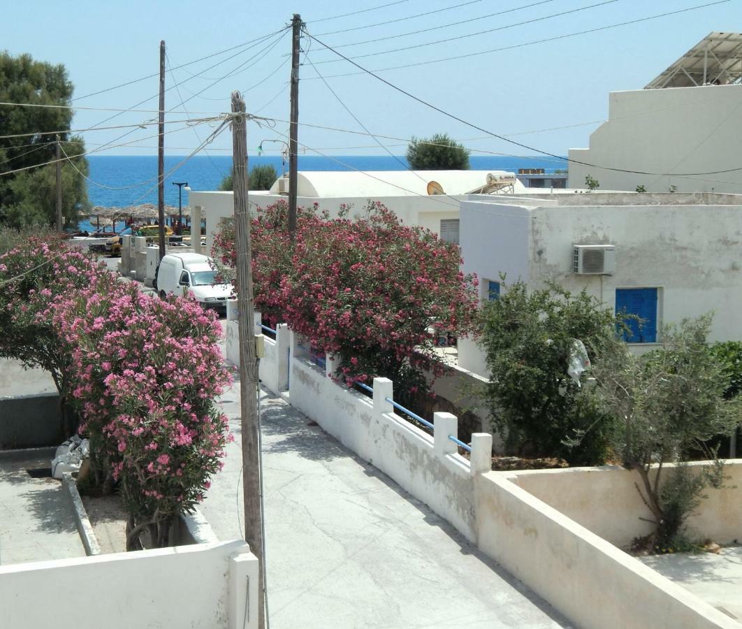 Located By The Sea One Beachfront Private Captain Lazaros Pool Villa With Loft In 750Sqm Spacious Private Plot-Jacuzzi-Sunrelax-Furnished Terace-Gazebo-Private Parking,Sleep 3 Adults And 2 Children, Just Steps From The Black Beach-Seaview Períssa Extérieur photo