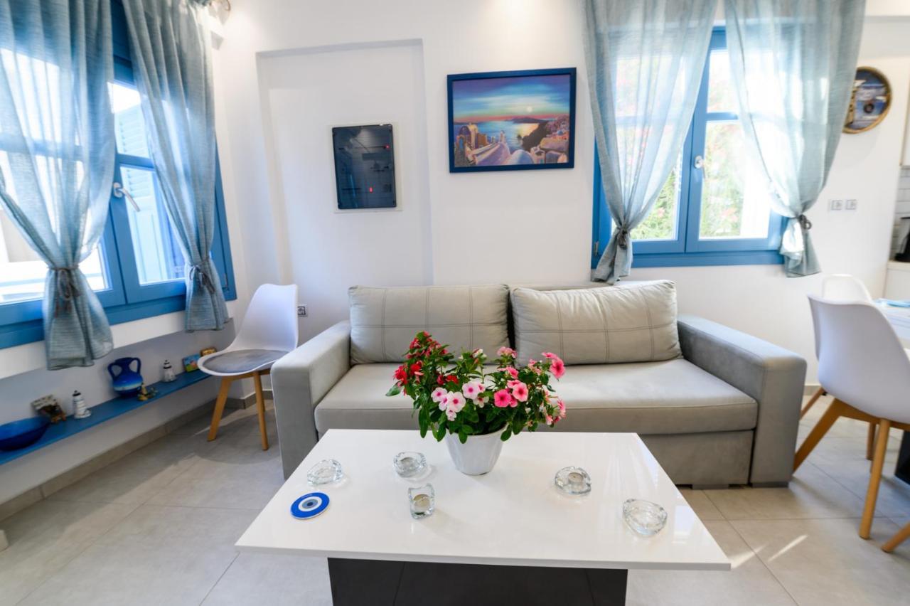 Located By The Sea One Beachfront Private Captain Lazaros Pool Villa With Loft In 750Sqm Spacious Private Plot-Jacuzzi-Sunrelax-Furnished Terace-Gazebo-Private Parking,Sleep 3 Adults And 2 Children, Just Steps From The Black Beach-Seaview Períssa Extérieur photo